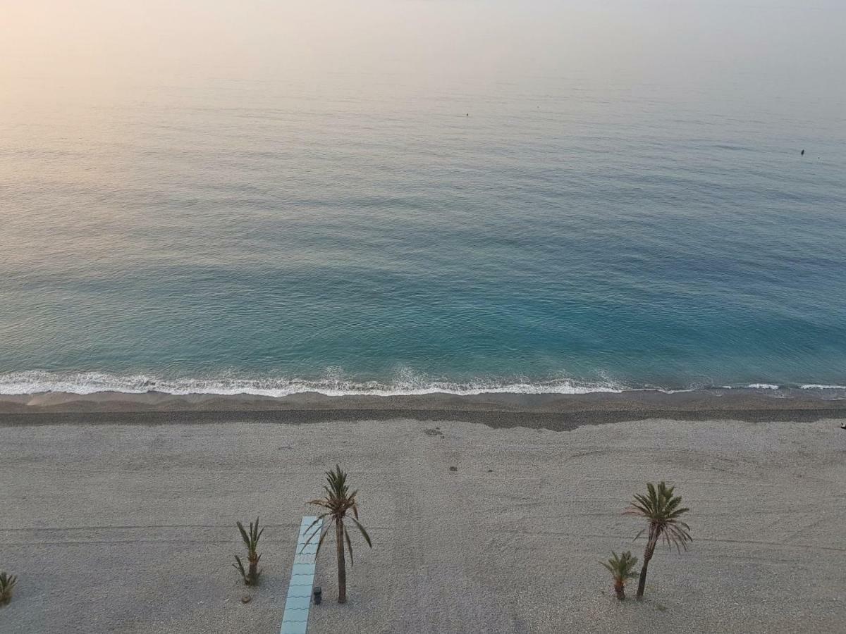 Atico En Almunecar. Primera Linea De Playa Con Vistas Espectaculares Luaran gambar